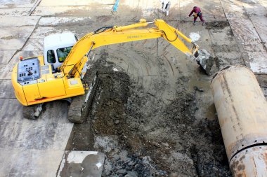 İş görüşünde sanayi kazıcısı