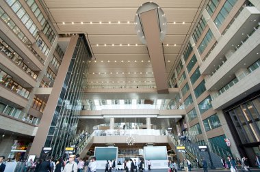 Gündüz vakti Osaka tren istasyonunun modern iç mekanı, Japonya