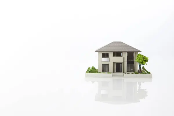 Pequeno Modelo Casa Fundo Branco Conceito Hipoteca — Fotografia de Stock