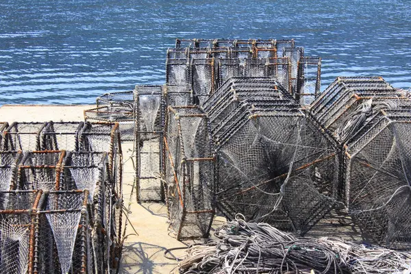 カニは港にいる 積み重ねられた漁網 — ストック写真