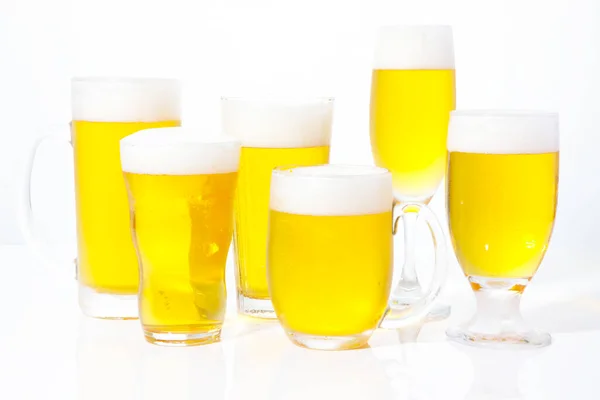 ビールグラスがホワイトに近づく — ストック写真