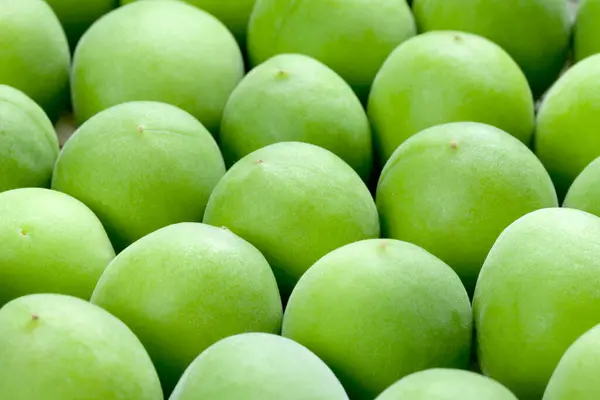 Arkaplanda Yeşil Erik Meyveleri Kapatın — Stok fotoğraf