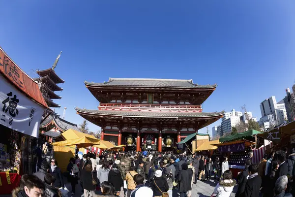 Asakusa Kaminarimon 'da insanlarla dolu yeni yıl. 