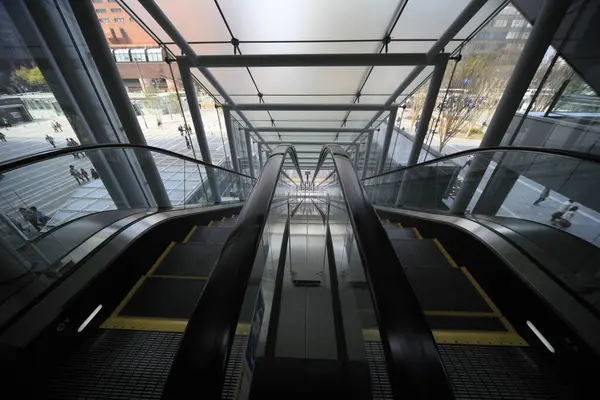 Tokyo, Japonya - 17 Kasım, 2016: Tokyo istasyonunda yürüyen merdiven. Japonya, Tokyo..
