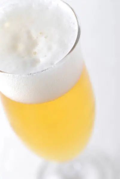 Glas Kaltes Bier Auf Weißem Hintergrund — Stockfoto