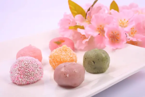 Widok Bliska Pyszne Japońskie Słodycze Różowe Kwiaty Jasnym Tle — Zdjęcie stockowe