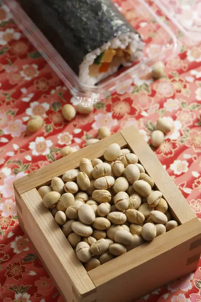 エホマキロール テーブルの上にマメマキの豆 セットバンのイメージ — ストック写真