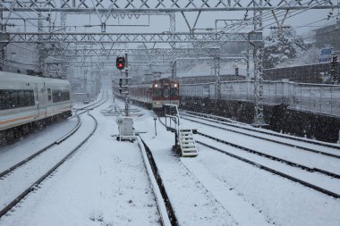 Kış karları şehirde tren.