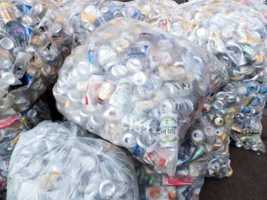 Plastik torbalarda geri dönüşüm kutuları