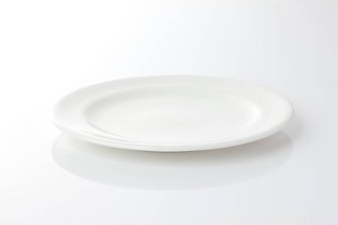 Boş plaka beyaz arkaplanda izole edildi