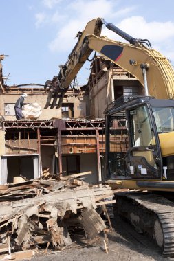 Kazıcı inşaat alanındaki bina yapısını yıkıyor