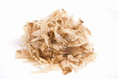 (Katsuobushi) Bir yığın açık kahverengi, tıraşlı bonito pulları (Katsuobushi) yakın çekim makro çekim)