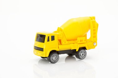 Beyaz arkaplanda izole edilmiş sarı plastik oyuncak beton karıştırıcı