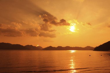 Denizde güzel bir gün batımı