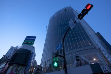 Şehir arkaplanı, modern şehir manzarası alacakaranlıkta 