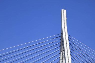 modern, beyaz köprü ve mavi gökyüzü