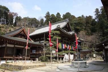 Güzel antik Japon tapınağının manzaralı görüntüsü.