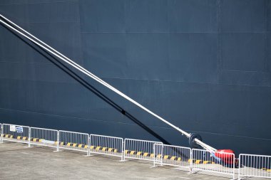 Limanda büyük bir tanker gemisi ve halatlar var.