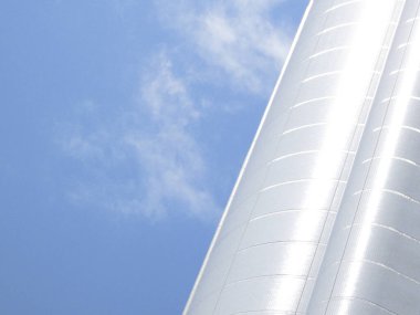 Mavi gökyüzü karşı modern binanın görünümü 