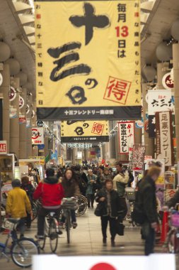 Japonya 'da pazar caddesinde pankartlar ve ziyaretçiler