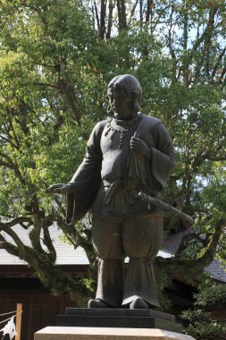 Parktaki tarihi taş heykel manzarası