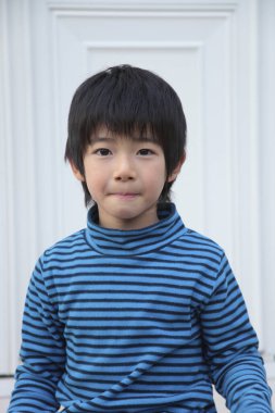 Evin arka bahçesindeki yakışıklı Japon çocuğun portresi. 