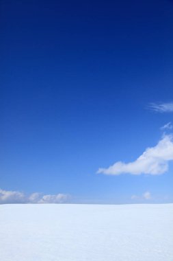 Güneşli kış gününde güzel kar tarlaları