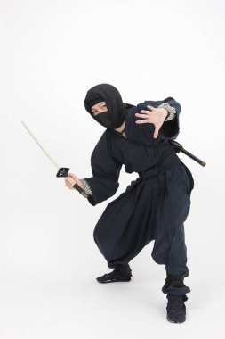 Sırtında katana olan geleneksel giysili genç Asyalı adam. 