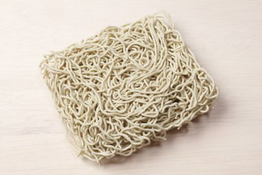 Ahşap arka planda çiğ erişte.