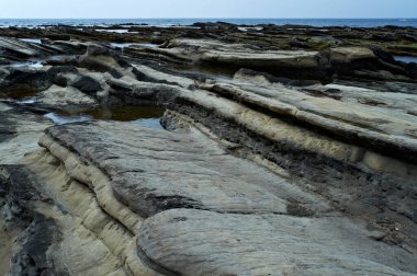Denizde kayaların olduğu güzel doğa manzarası
