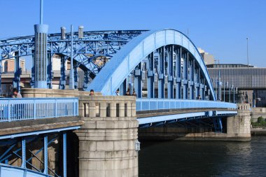 Sabahları nehir üzerinde köprü manzarası