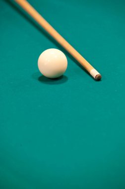 Arka planda top olan bilardo masası, kapat.