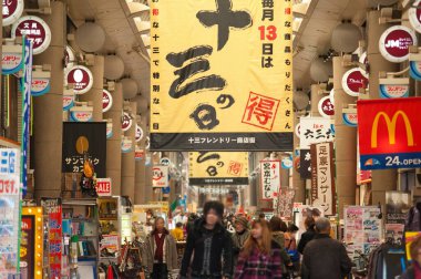 Japonya 'da pazar caddesinde pankartlar ve ziyaretçiler