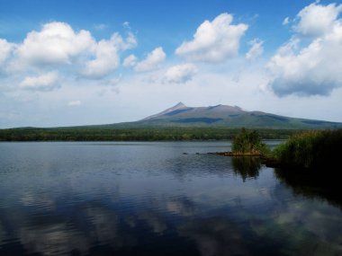 Güzel dağ manzarası ve gölü yansıtan bulutlar. 
