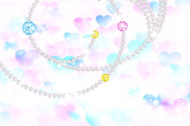 Beyaz incilerin kıvrımlı iplikleri ve yumuşak, bulanık arkaplanda sallanan renkli mücevherler.