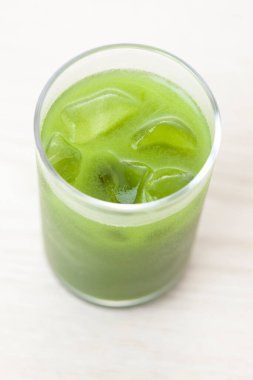 Aydınlık zemin üzerinde buzlu kibrit yeşil çayın yakın plan görüntüsü                                                   