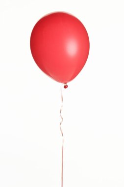 Doğum günü partisi için kırmızı balon beyaz arkaplanda izole              