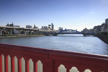 Şehir köprüsünün binalar arasındaki gündüz görüntüsü