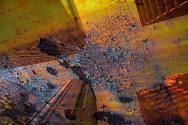 Çizik ve çatlaklarla metal doku