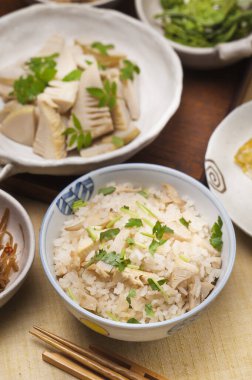 Lezzetli Japon pilavı ve bambu filizleri. 
