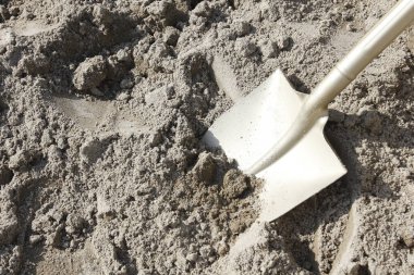 İnşaat alanında kuru kum kazan metal kürek.