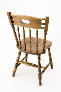 Beyaz arka planda ahşap çatı katı tarzı sandalye