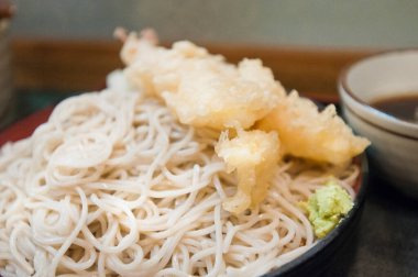 Lokantada nefis Japon eriştelerinden yakın çekim.