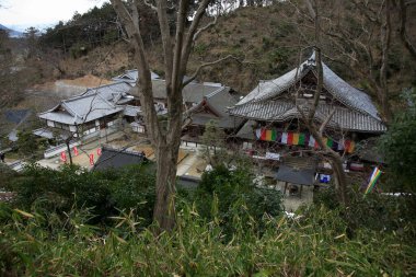 Güzel antik Japon tapınağının manzaralı görüntüsü.