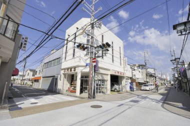 Asya şehrinin yollarındaki hareketli trafiğin görüntüsü.