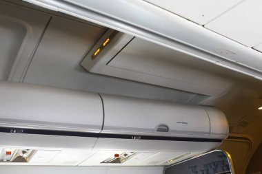 Üzerinde ışıklar ve depolama alanı olan uçak kompartımanı