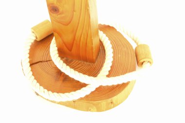 Beyaz zemin üzerinde izole edilmiş ahşap detay ve halat kapatın