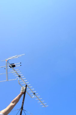 Arka planda televizyon için anten, kapat