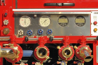 Kırmızı itfaiye aracı kontrol paneli göstergeleri kapak ayarları gösteriliyor