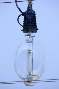 Geniş endüstriyel ampul temiz gökyüzü arka planında asılı